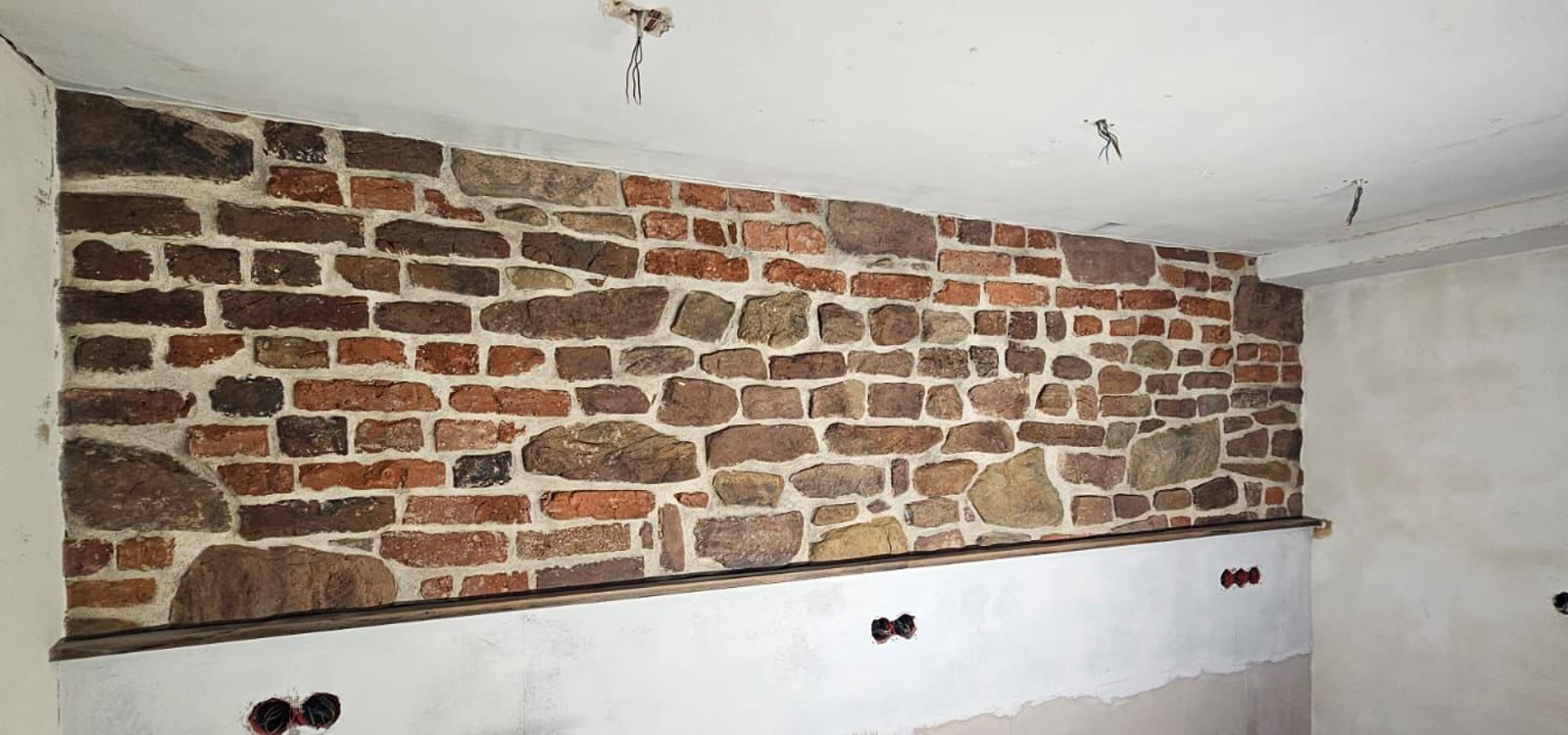 Natursteinwand nach der Laserreinigung – saubere Steinstruktur