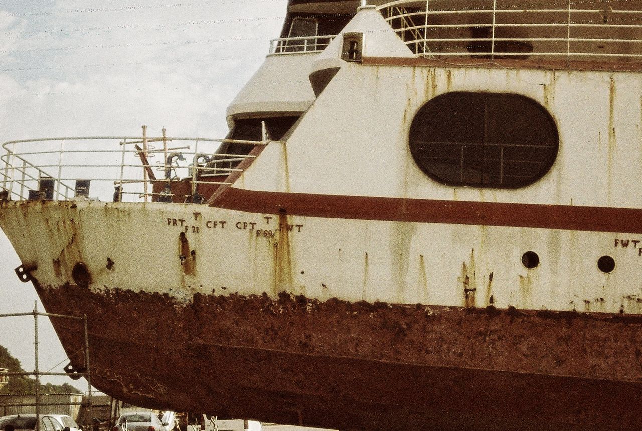 Rumpf eines Schiffs im Trockendock
