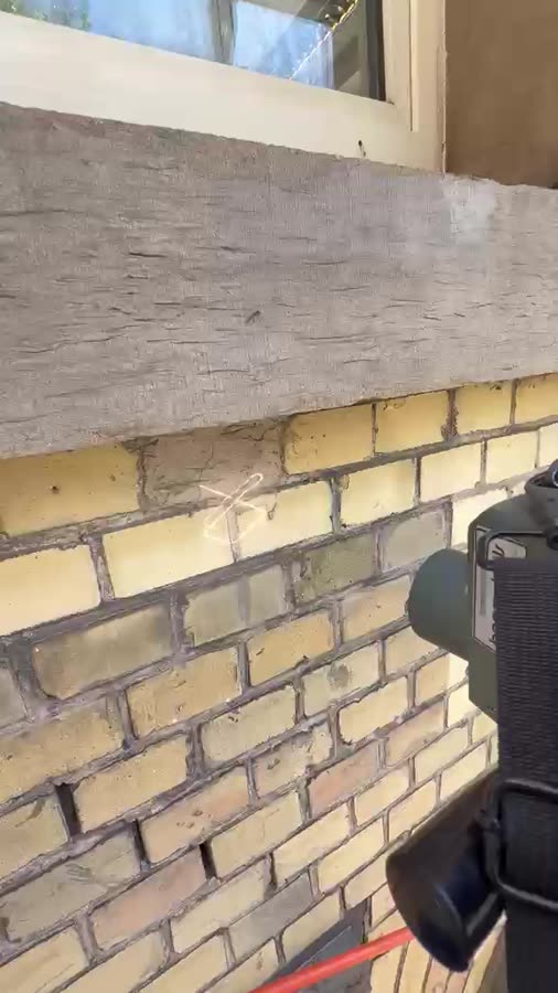 Laser reinigt Mauerwerk und Balken an einer Fassade