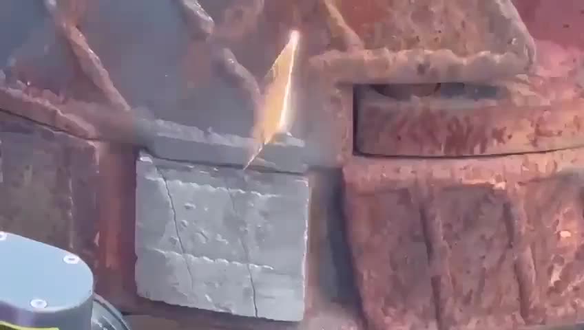 Laser entfernt Rost von einer Metalloberfläche