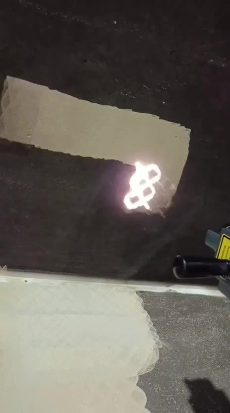Laser reinigt eine verrußte, dunkle Oberfläche